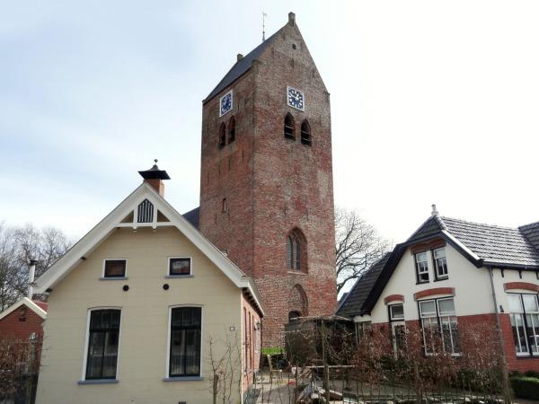 Oldehove kerktoren in dorp